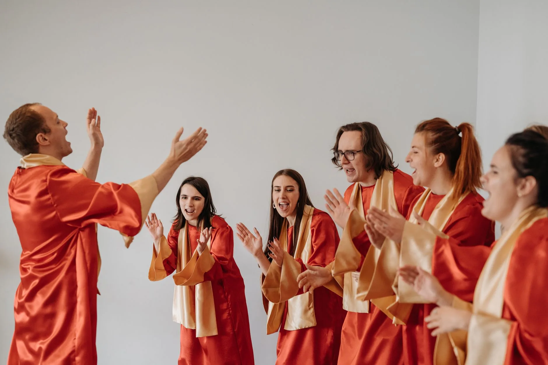 Gospel korosunun kilisede gerçekleştirdiği müzik performansı