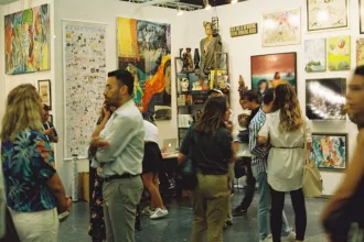Londra’daki çağdaş sanat fuarında sergilenen farklı sanat eserleri