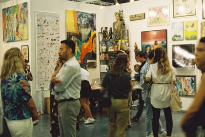 Londra’daki çağdaş sanat fuarında sergilenen farklı sanat eserleri