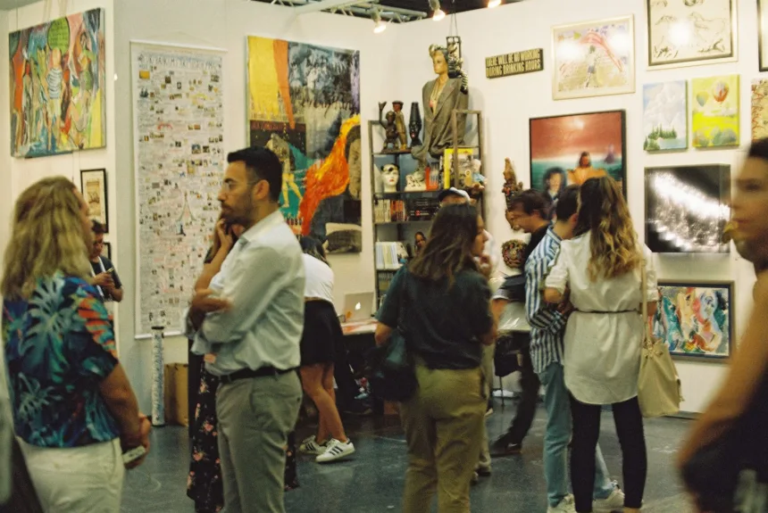 Londra’daki çağdaş sanat fuarında sergilenen farklı sanat eserleri