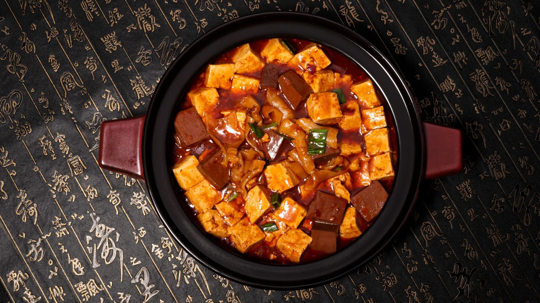 Sichuan yemeklerinin hazırlanışını gösteren mutfak sahnesi