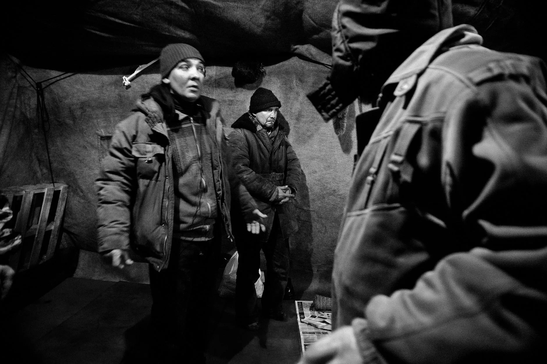 Belgesel filmlerdeki dayanışma ve sığınak temasını yansıtan topluluk görüntüsü
