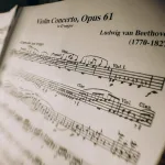 Beste yapan bir bestecinin orkestra ve müzik stüdyosundaki çalışması