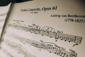 Beste yapan bir bestecinin orkestra ve müzik stüdyosundaki çalışması
