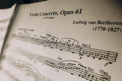 Beste yapan bir bestecinin orkestra ve müzik stüdyosundaki çalışması