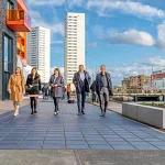 Güneş panelleriyle kaplanmış modern bir evin garaj yolu