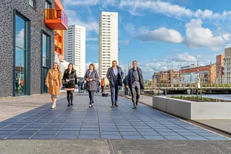 Güneş panelleriyle kaplanmış modern bir evin garaj yolu