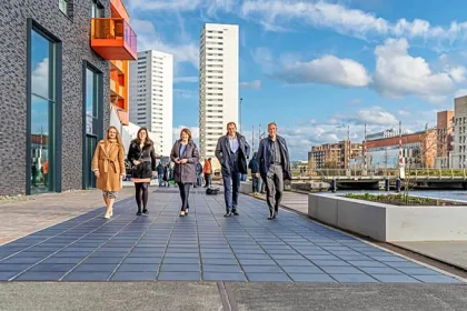 Güneş panelleriyle kaplanmış modern bir evin garaj yolu