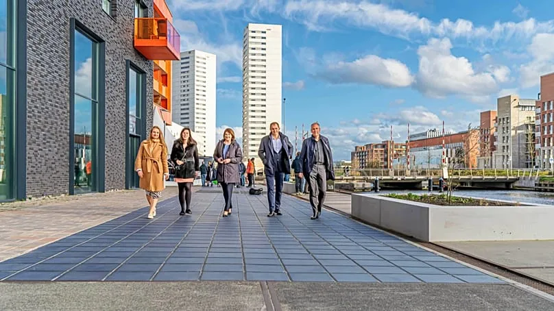 Güneş panelleriyle kaplanmış modern bir evin garaj yolu