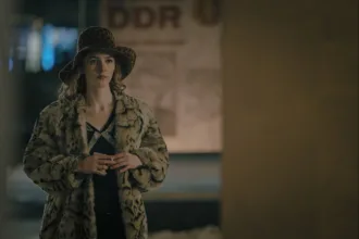 Soğuk Savaş döneminde casusluk atmosferini yansıtan karanlık bir şehir sahnesi