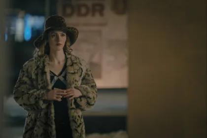 Soğuk Savaş döneminde casusluk atmosferini yansıtan karanlık bir şehir sahnesi