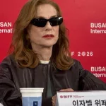 Film festivali basın toplantısında konuşan kadın oyuncu