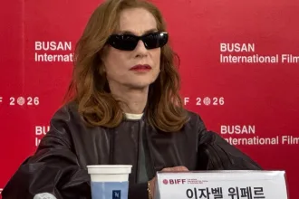 Film festivali basın toplantısında konuşan kadın oyuncu