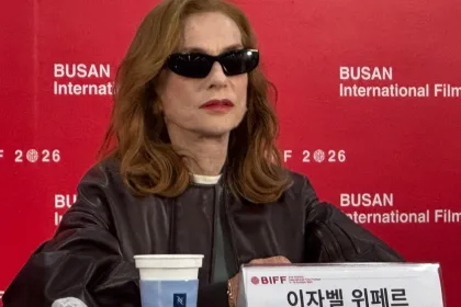 Film festivali basın toplantısında konuşan kadın oyuncu