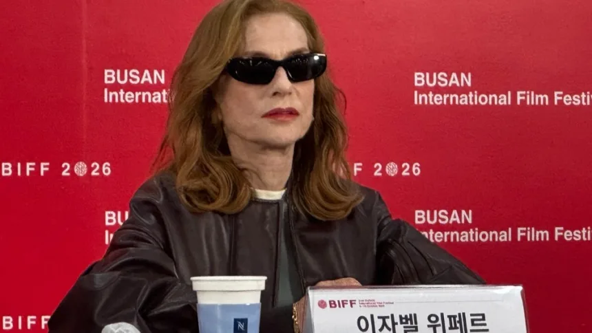Film festivali basın toplantısında konuşan kadın oyuncu