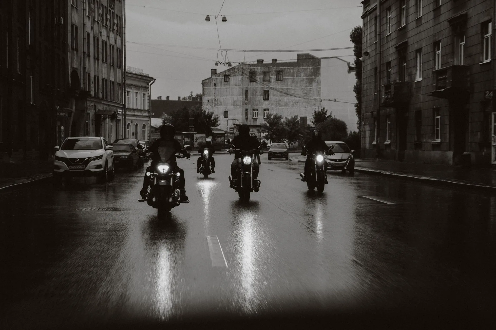 1950’ler atmosferini yansıtan gece vakti motosikletli sokak