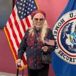 Amerikan bayrağı önünde düzenlenen vatandaşlık töreni