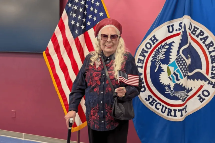 Amerikan bayrağı önünde düzenlenen vatandaşlık töreni