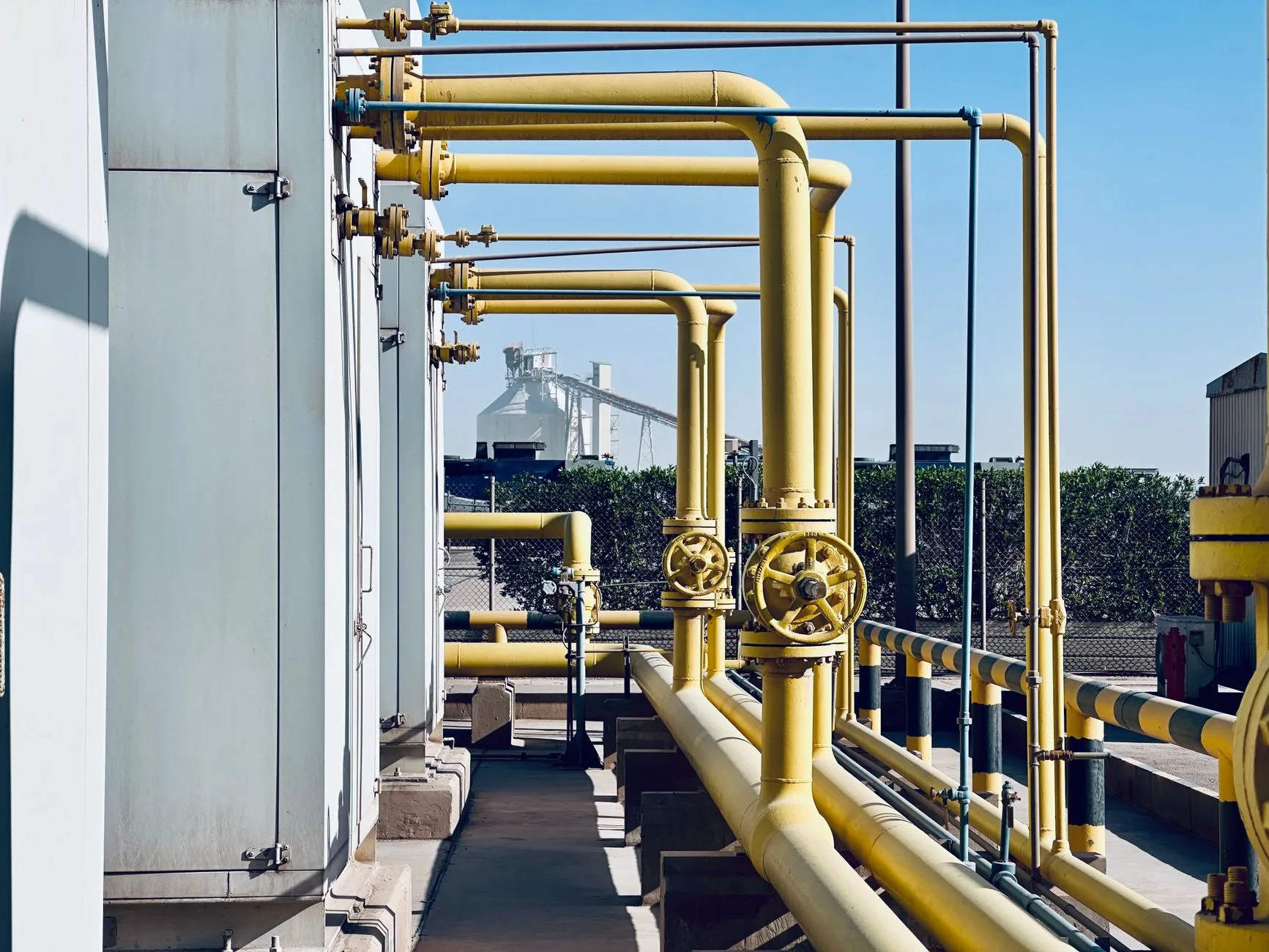 Doğal alanın içinden geçen petrol boru hattı