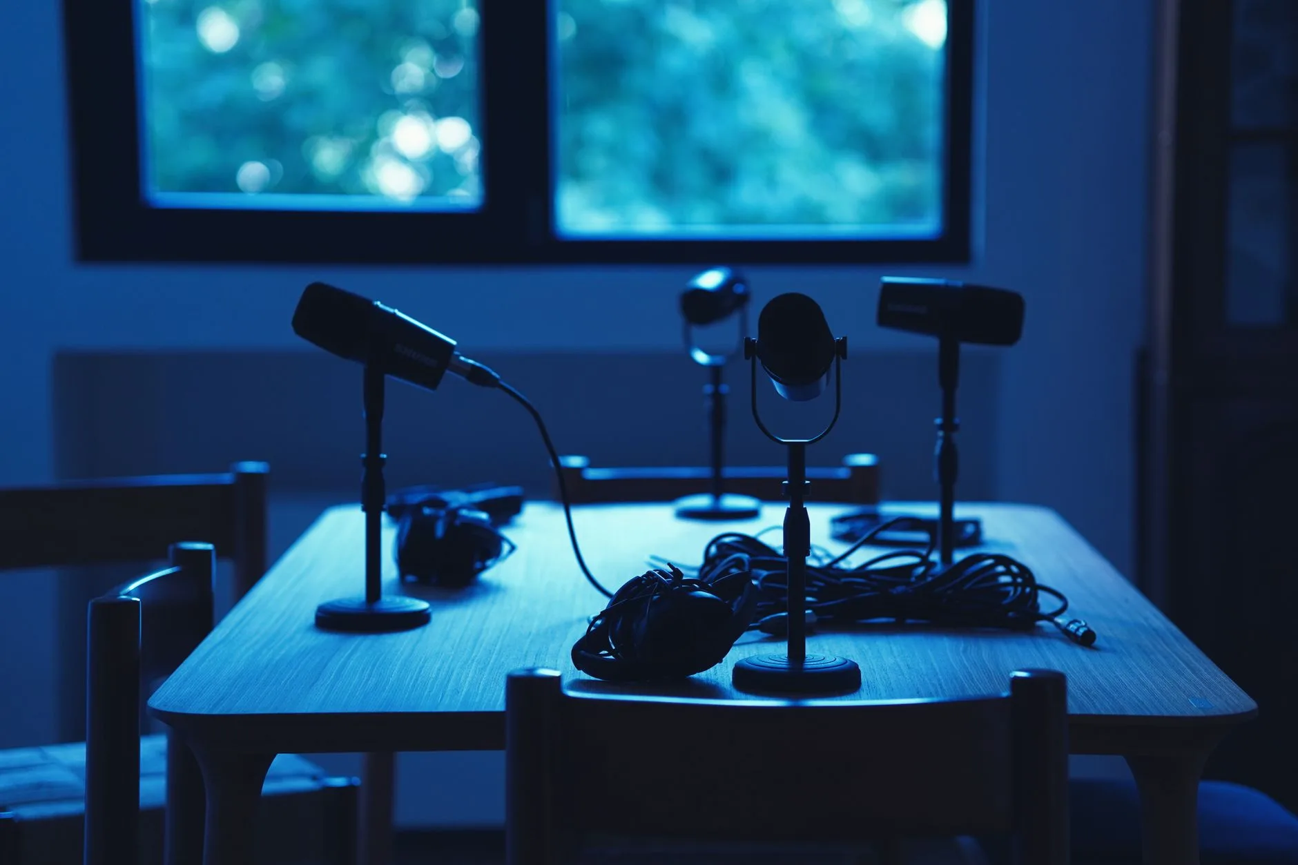 Gerçek suç podcast'i kaydı için kullanılan mikrofon ve stüdyo ortamı