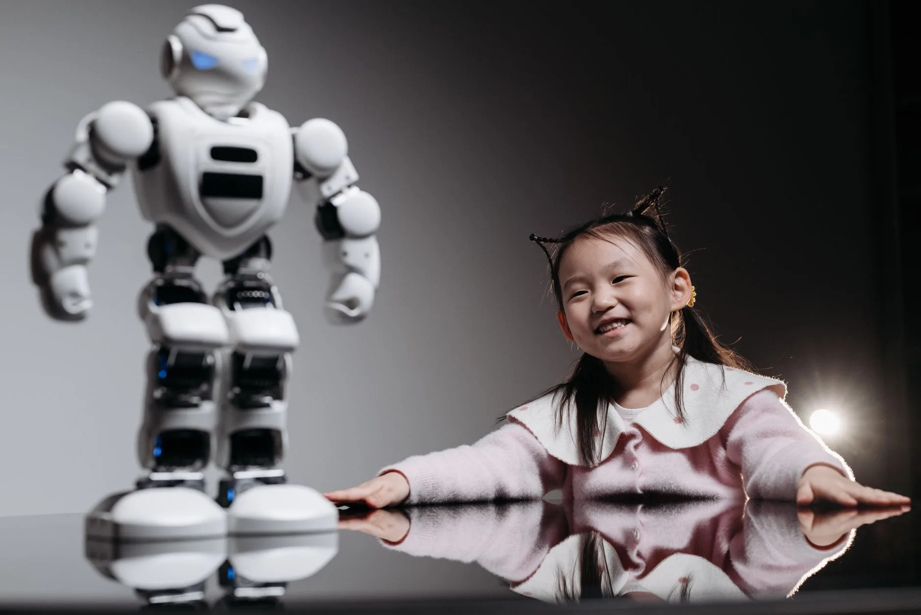 Kırsal bir evde çocuk ve robot arkadaşını çağrıştıran sahne