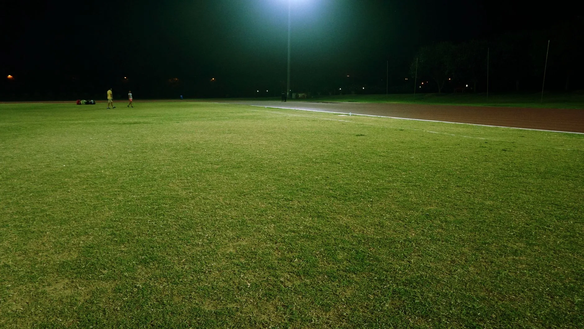 Gece ışıkları altında bir futbol sahası
