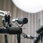Podcast stüdyosunda röportaj için hazırlanmış mikrofon