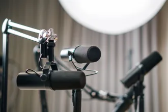 Podcast stüdyosunda röportaj için hazırlanmış mikrofon