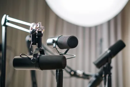 Podcast stüdyosunda röportaj için hazırlanmış mikrofon