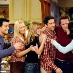 Matthew Perry’nin cenazesini anlatan belgesel haberini temsil eden sade cenaze töreni görseli