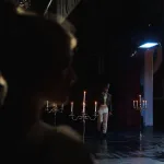 Tiyatro sahnesinin arkasında bir oyuncuya ait makyaj masası