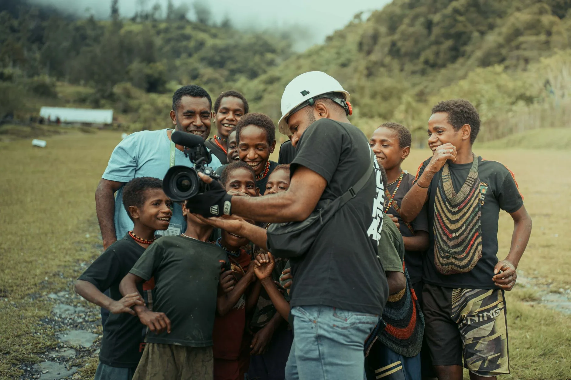 Film setinde kahkaha atan oyuncular