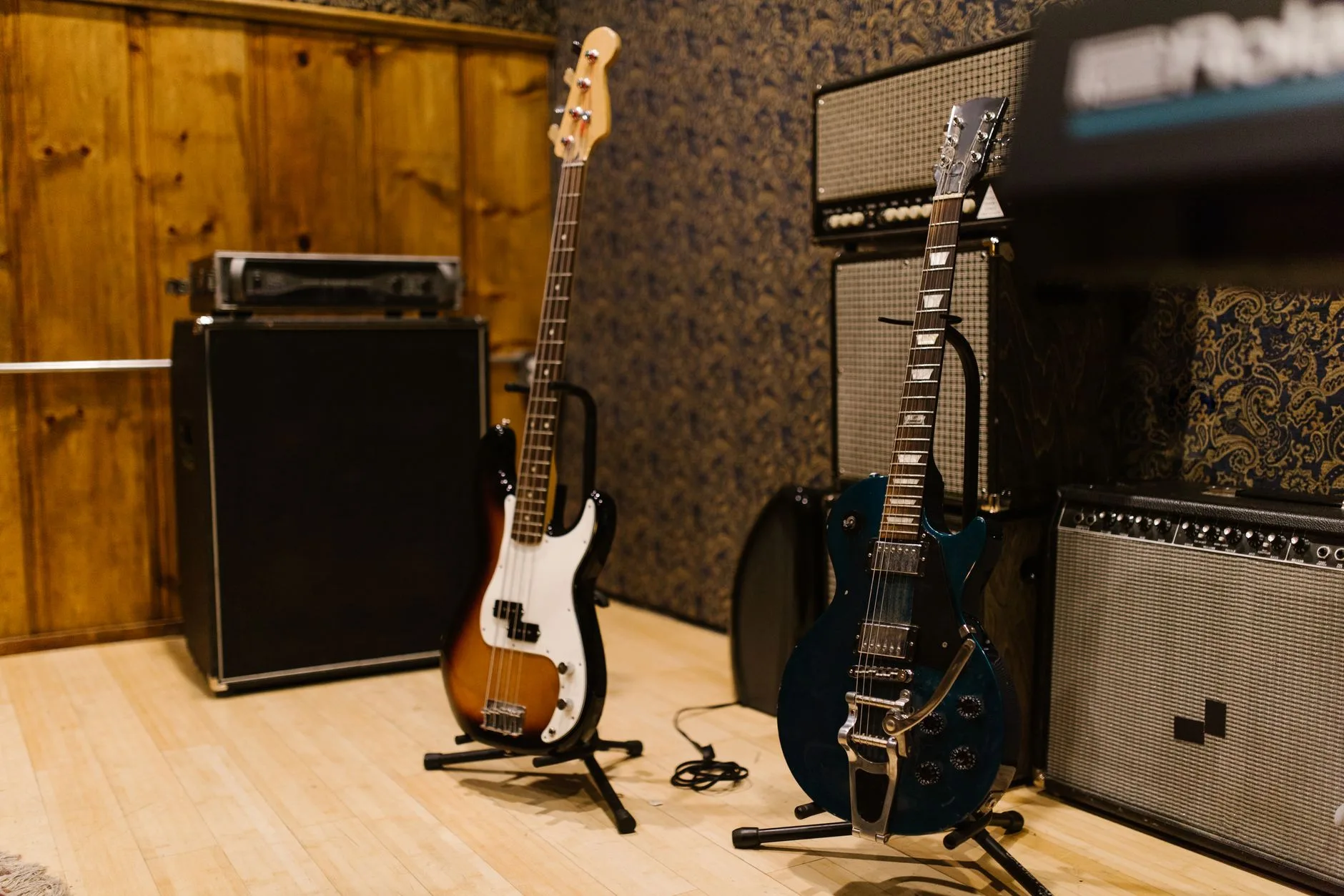Vintage org ve gitarların bulunduğu müzik stüdyosu
