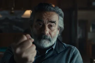 Televizyon yapımlarını gösteren karanlık bir stüdyo kontrol odası
