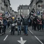 Protesto alanında açık havada performans sergileyen orkestra
