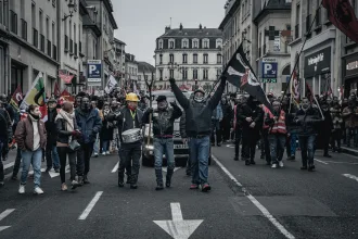Protesto alanında açık havada performans sergileyen orkestra