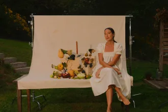 Sonbahar ürünleri ve dekorasyonla hazırlanmış sıcak bir çiftlik evi sofrası