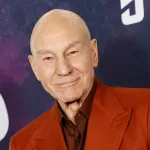 Patrick Stewart'ın canlandırdığı Kaptan Picard karakterini hatırlatan boş bir uzay gemisi komuta köprüsü