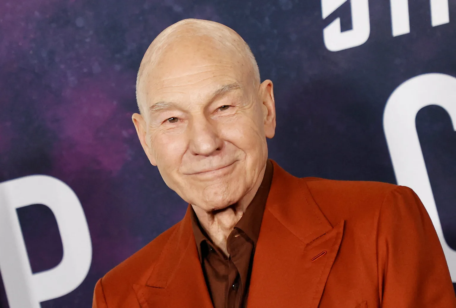 Patrick Stewart'ın canlandırdığı Kaptan Picard karakterini hatırlatan boş bir uzay gemisi komuta köprüsü