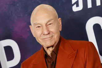 Patrick Stewart'ın canlandırdığı Kaptan Picard karakterini hatırlatan boş bir uzay gemisi komuta köprüsü