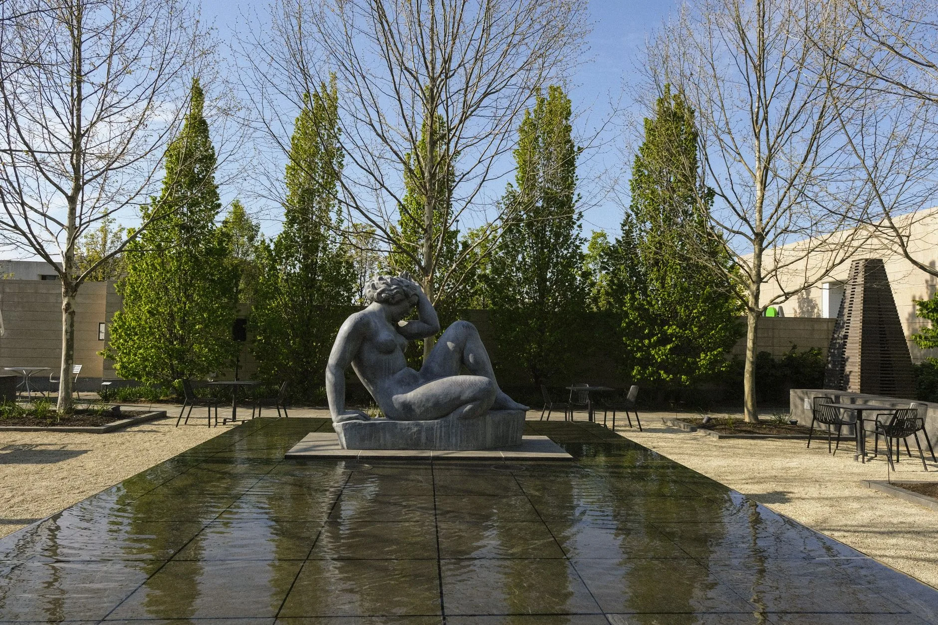 Sanat müzesi çevresinde mimari yapılar ve yeşil park alanı