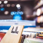 Müzik dükkânında farklı plakların sergilendiği raflar