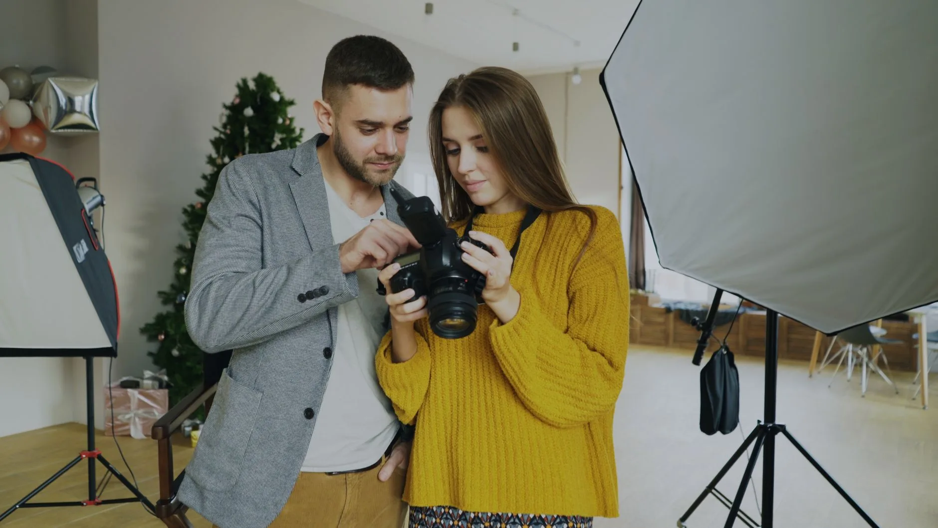Kış temalı moda çekimi hazırlayan fotoğraf ekibi