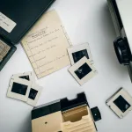 Eski aile görüntülerini gösteren film projektörü ve arşiv kayıtları