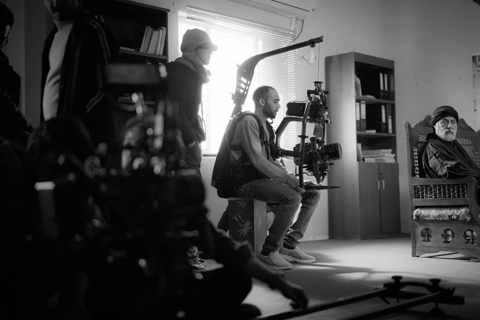 Siyah beyaz bir film setinde oyuncu