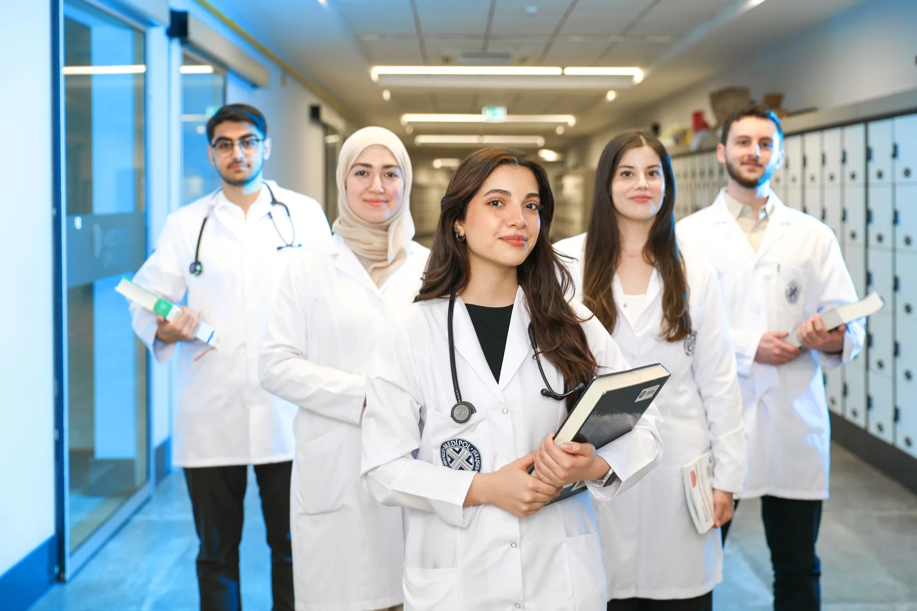 Hastanede genç doktorlara rehberlik eden deneyimli sağlık çalışanları