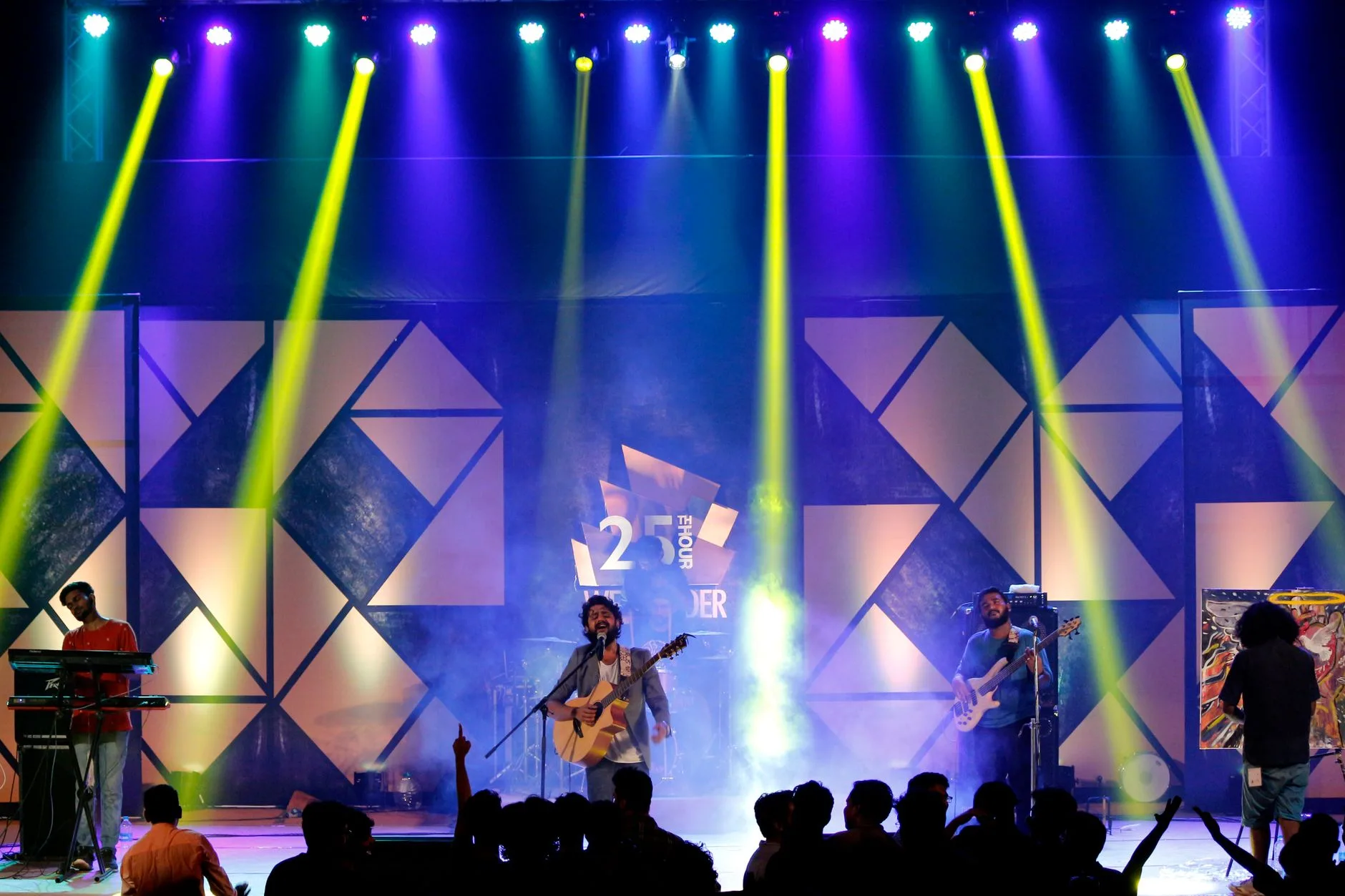 Rock konserinde sahne ışıkları altında performans atmosferi