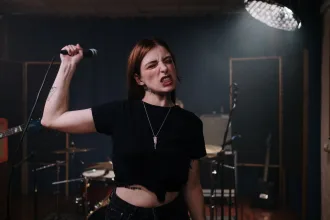 Shygirl’in rock etkili yeni albümü Swallow! için stüdyo atmosferini gösteren görsel