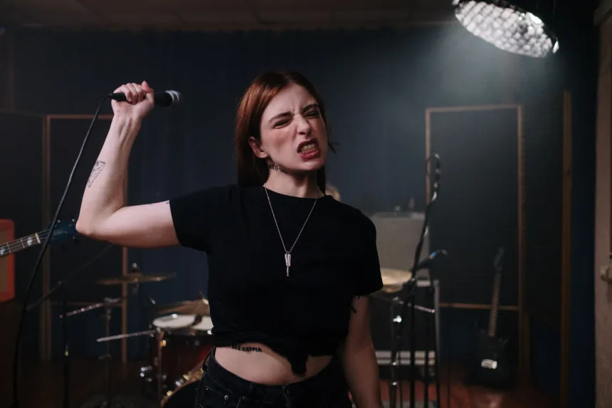 Shygirl’in rock etkili yeni albümü Swallow! için stüdyo atmosferini gösteren görsel