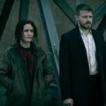 Karanlık bir evde kırılmış pencere ve gerilimli atmosfer